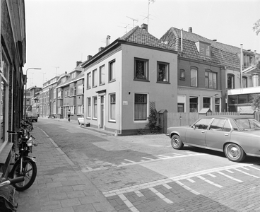 882514 Gezicht op de voor- en zijgevel van huis Otterstraat 96 te Utrecht, met achterliggende woningen, waarvan later ...